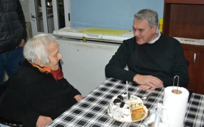 Justa cumplió hoy 103 años y Golía estuvo saludándola