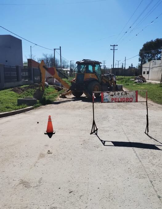 Comenzó el movimiento de suelo en calle Dr. Fernández y se sigue colocando luminarias en Castilla, O´Higgins y Cucha Cucha