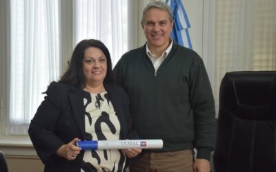 Golía entregó un Diploma universitario a vecina de Chacabuco