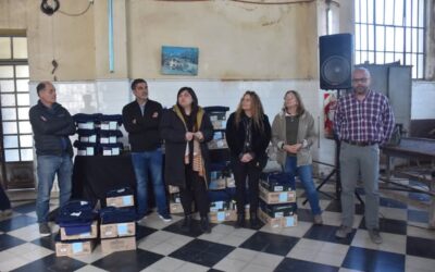 Entrega de ropa y elementos de trabajo a empleados de Obras Sanitarias y Obras Públicas