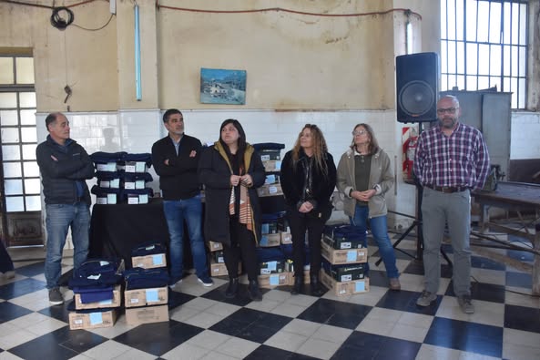 Entrega de ropa y elementos de trabajo a empleados de Obras Sanitarias y Obras Públicas