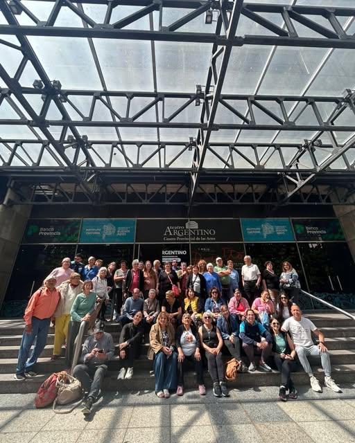 “Conociendo nuestra Capital”: Una delegación de Adultos Mayores partió hacia la ciudad de La Plata