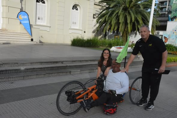 El atleta marplatense de ciclismo adaptado, Aníbal “Coco” Urbano, llegó a Chacabuco en el marco de su inspiradora travesía por la integración.