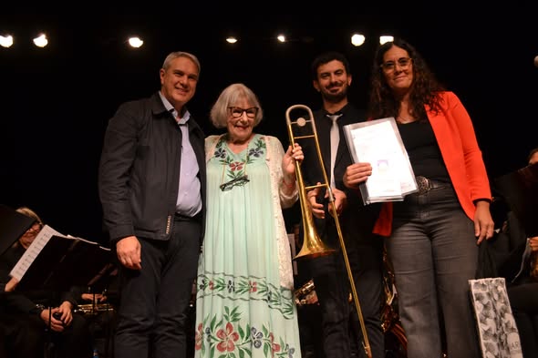 La esposa de Roberto Álvarez presente en el homenaje al músico en Chacabuco
