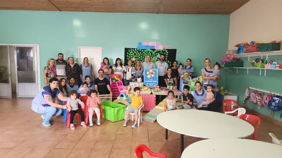 Entrega de elementos didácticos en el CAI “Claro de Luna”