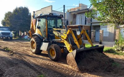 Comenzaron los trabajos de movimiento de suelo en la última cuadra que conecta el aliviador vehicular con el Acceso Elguea Román