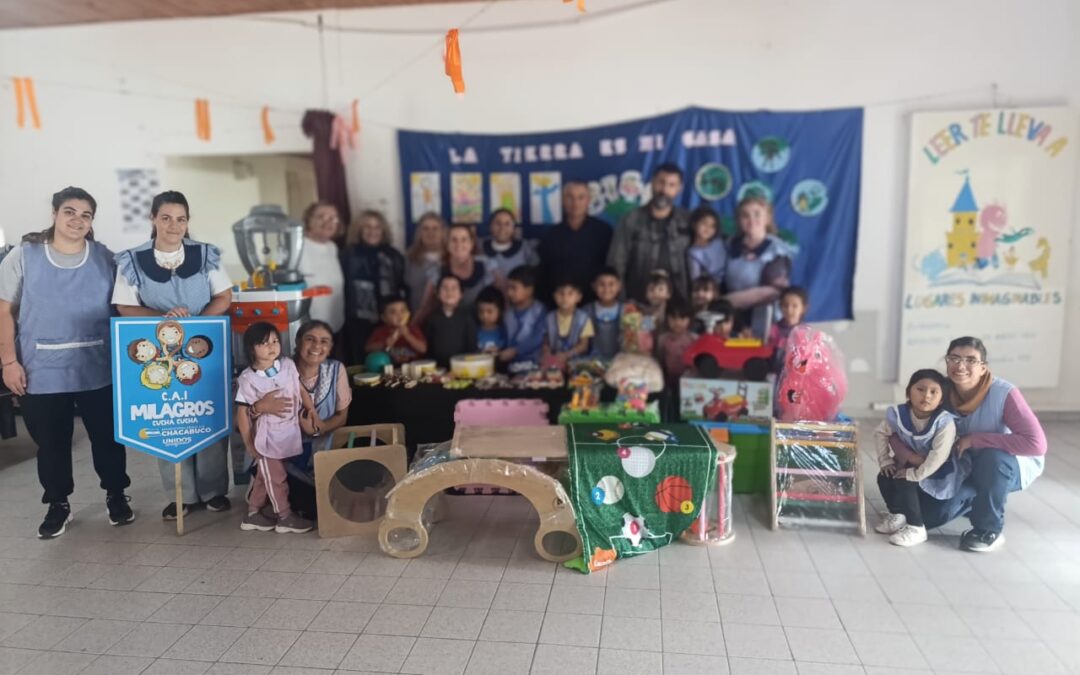 Entrega de kits de ludoteca en Cucha Cucha