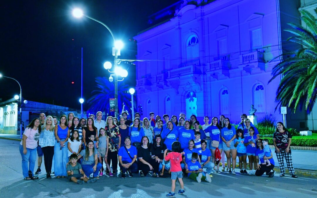 El Palacio Municipal se iluminó de azul