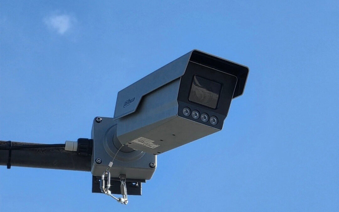 Seguridad: se instaló un lector de patentes en un acceso a la ciudad