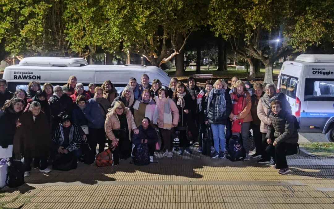 Acompañados por el equipo de la Delegación y el profesor Marcelo «Pinino» Millán, un grupo de 32 vecinos recorrió los principales atractivos históricos, culturales y deportivos de la capital provincial.
