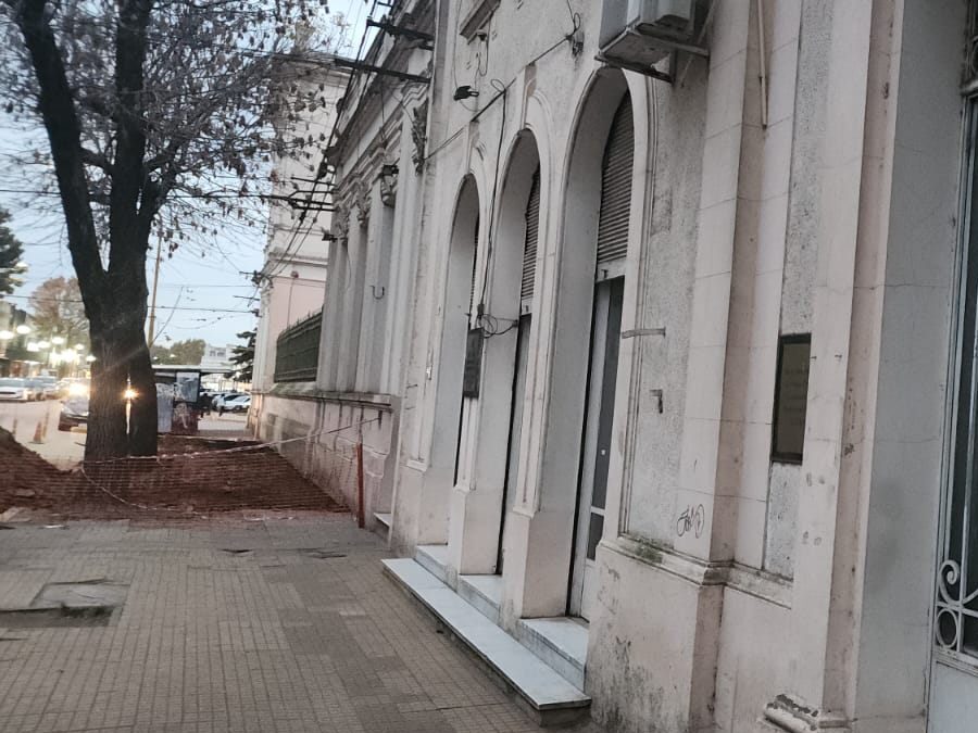 Nueva vereda en la Escuela N°1 y puesta en valor del frente del antiguo Registro Civil