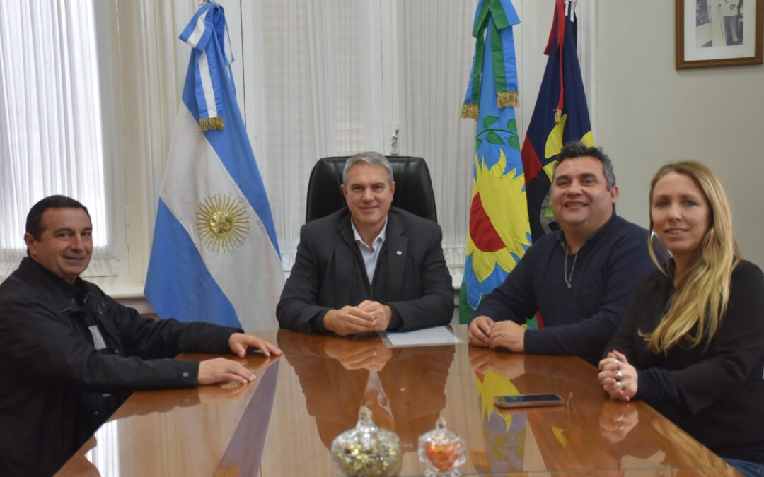 Golía entregó un reconocimiento a César Lucci, quien se jubiló tras 42 años de trabajo en la Delegación de O’Higgins