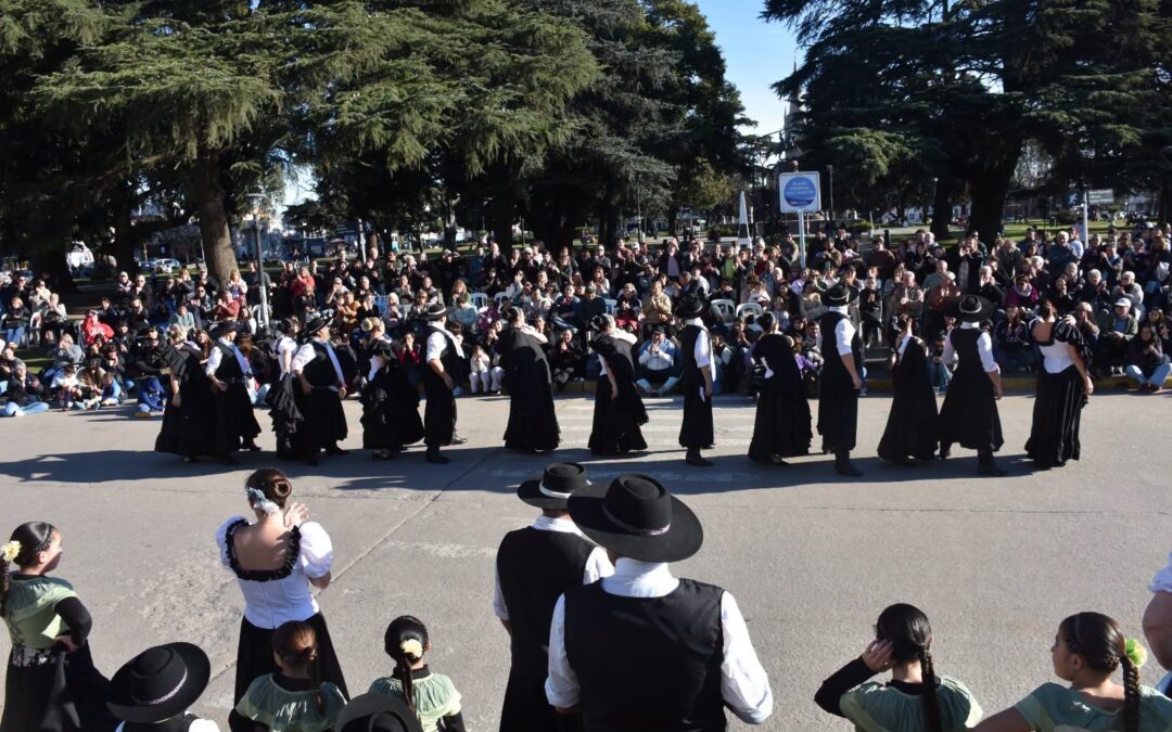 Golía presente en la «Chacarereada Callejera» frente al Palacio Municipal