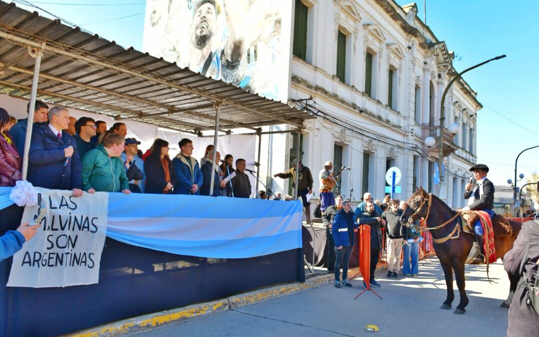 Chacabuco festejó sus 161 años con un multitudinario desfile cívico-criollo frente al Palacio Municipal