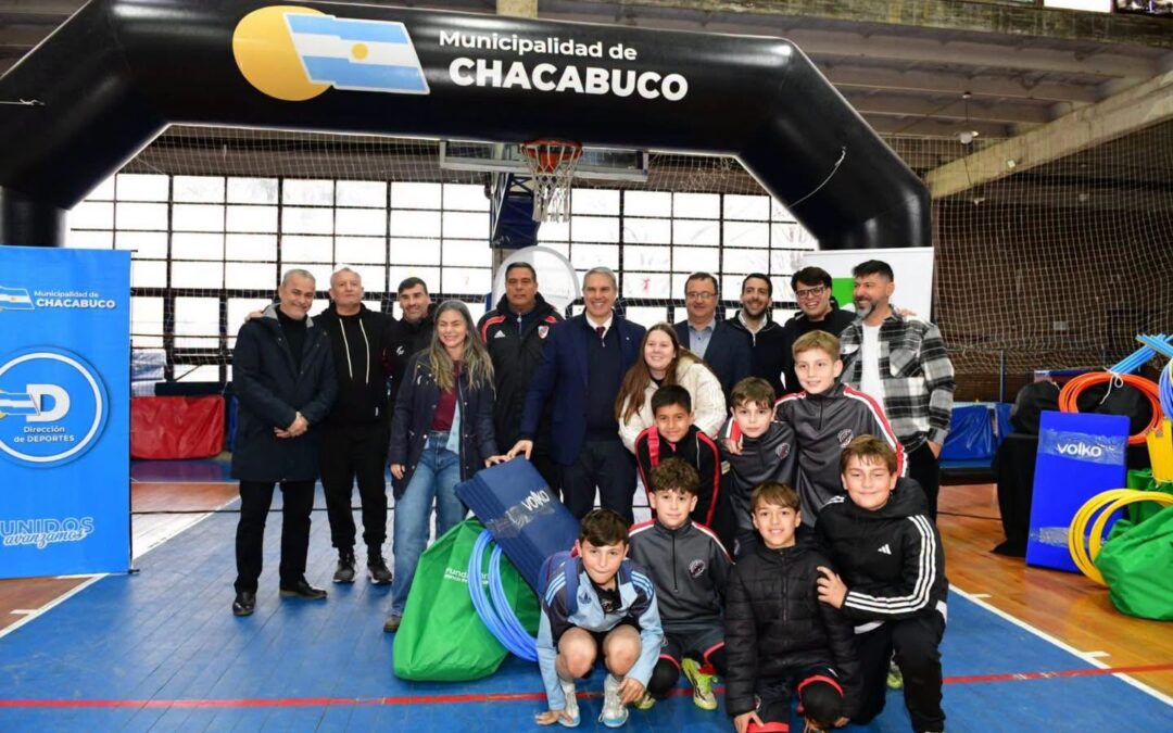 Golía entregó material deportivo a 22 clubes e instituciones de Chacabuco y las localidades