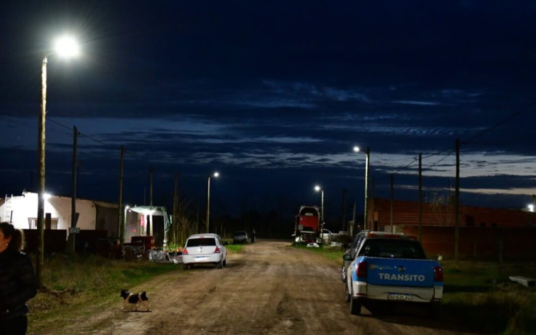Golía inauguró iluminación LED y anunció la construcción de 30 nuevas viviendas en el barrio El Amanecer