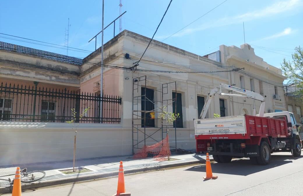 Pintura y embellecimiento de la Escuela N° 1 y el histórico edificio de la Delegación de Trabajo