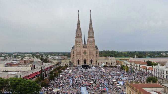 El Intendente Municipal, Darío Golía, felicita a todos los peregrinos de Chacabuco que realizaron la Peregrinación a Luján, completando con fé, esfuerzo y compromiso el trayecto hasta la Basílica.